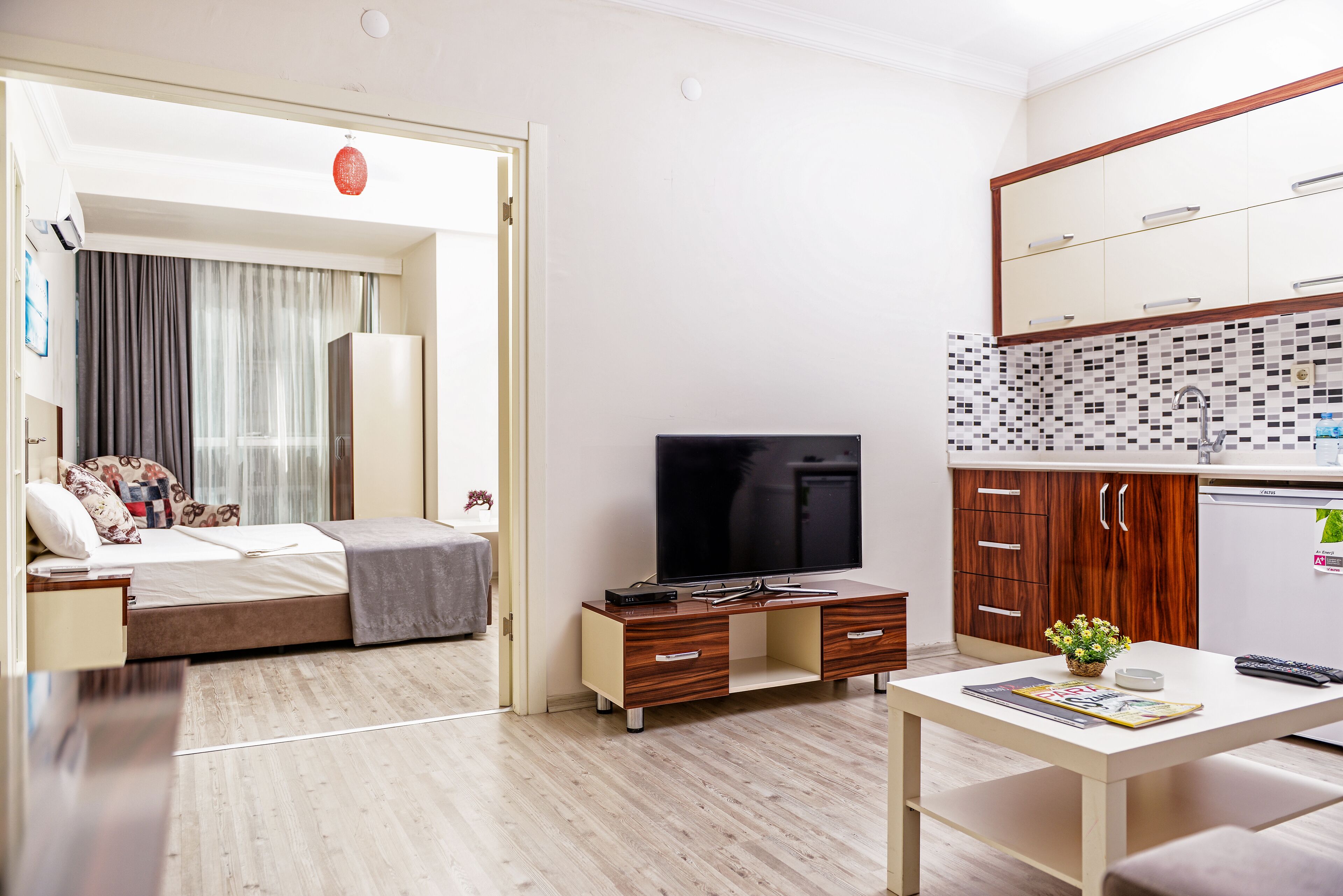 Deluxe Suite, Jetted Tub | Desk, free WiFi, bed sheets