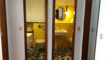 Apartment, 3 Bedrooms | Bathroom | Shower, hair dryer, towels