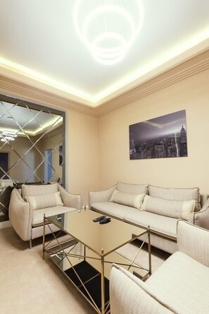 Suite junior | Área de sala de estar | Televisión 