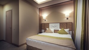 Standard Double Room, 1 Bedroom | Peralatan tempat tidur premium, peti besi dalam bilik, meja 