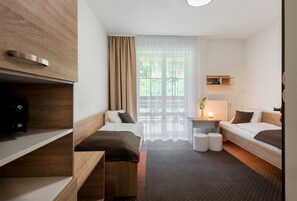 Quarto duplo standard, sacada | Berços (sobretaxa), Wi-Fi de cortesia, roupa de cama