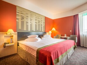 Minibar, pengeskab på værelset, mørklægningsgardiner