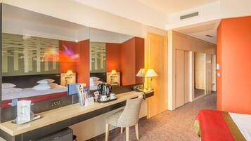 Chambre Deluxe Double ou avec lits jumeaux, vue lac | Minibar, coffres-forts dans les chambres, rideaux occultants