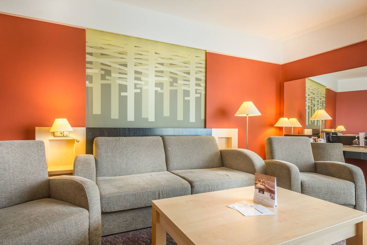 deluxe suite, 1 bedroom, jetted tub | living room | flat-screen tv