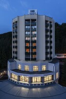 Fachada de la propiedad por la tarde o noche