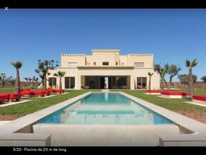 Outdoor pool, pool umbrellas, sun loungers - Villa Ramses (Marrakech)
