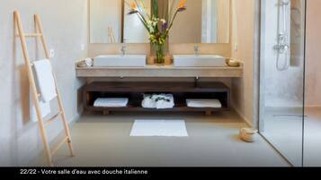 Luxury Villa, 5 Bedrooms | Bathroom | Separate bathtub and shower, deep-soaking bathtub, free toiletries