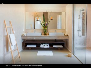 Luxury Villa, 5 Bedrooms | Bathroom | Separate tub and shower, deep soaking tub, free toiletries, hair dryer - Villa Ramses (Marrakech)