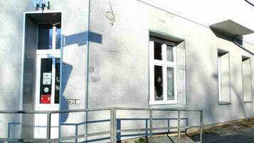 Ein Gebäude mit einem Schild, auf dem