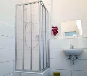 Salle de bain | Douche, serviettes fournies, papier de toilette