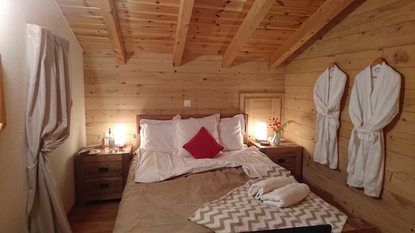 Deluxe dubbelrum - delat badrum | Sängtillbehör av högsta kvalitet, duntäcken och bäddmadrasser