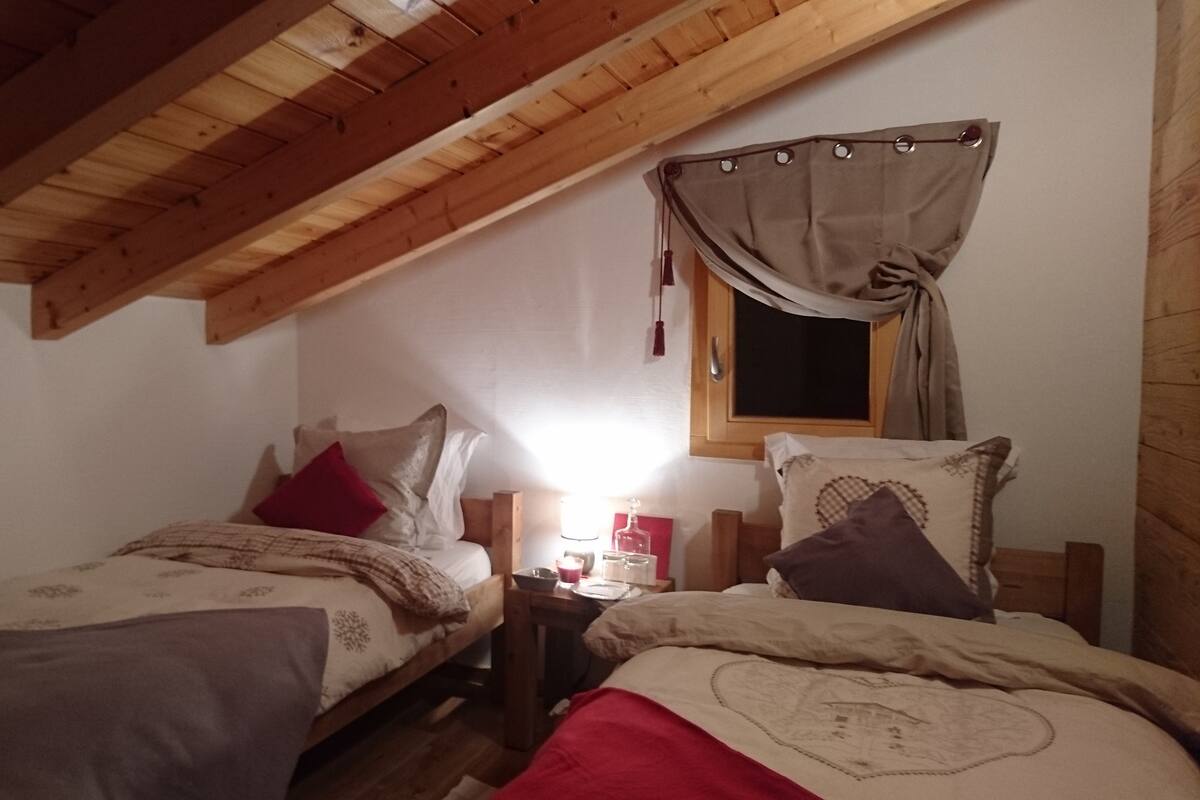 Comfort tvåbäddsrum - delat badrum | Sängtillbehör av högsta kvalitet, duntäcken och bäddmadrasser