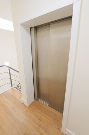 Staircase - Kent House (Bristol)