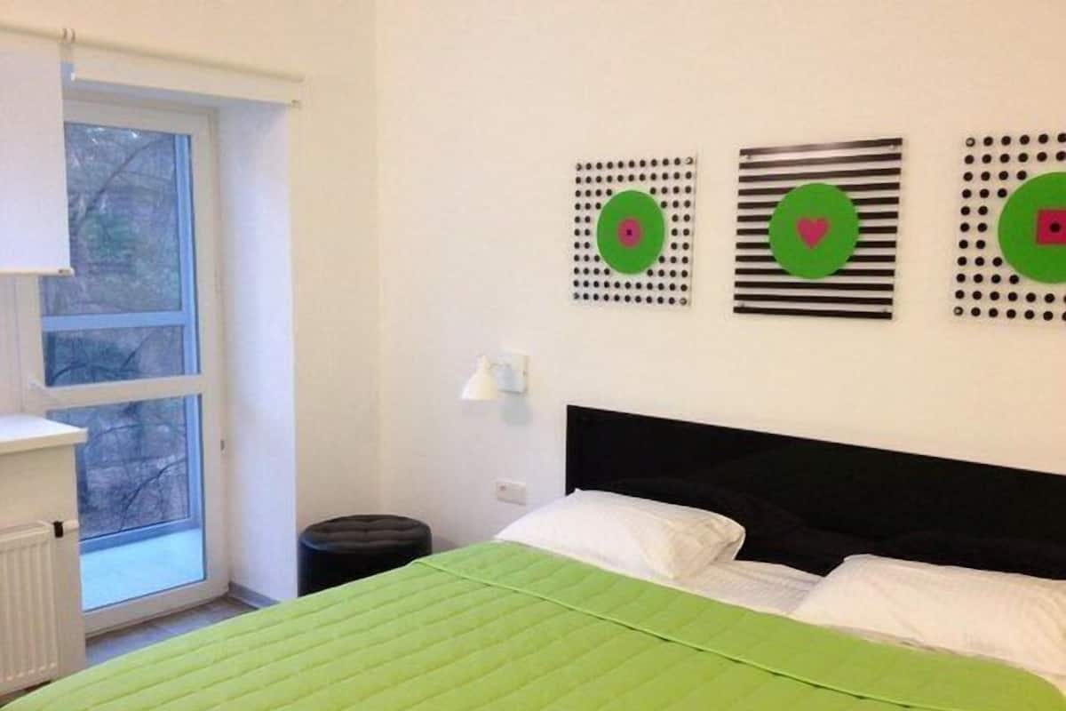 Suite, balkon | Een minibar, een kluis op de kamer, een strijkplank/strijkijzer