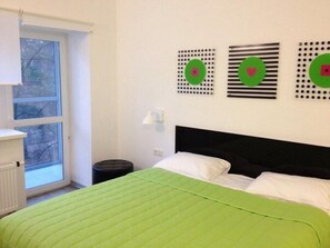 Sviitti, parveke | Minibaari, tallelokero huoneessa, silitysrauta/-lauta, vauvansängyt