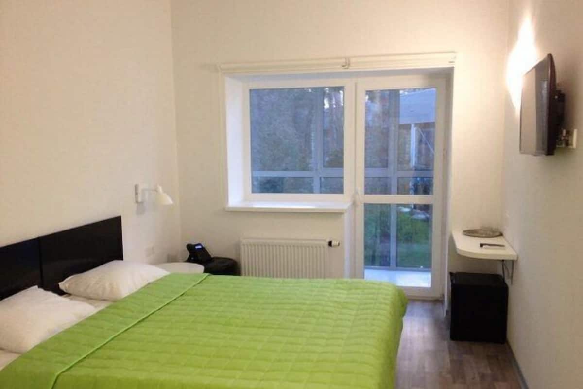Een minibar, een kluis op de kamer, een strijkplank/strijkijzer