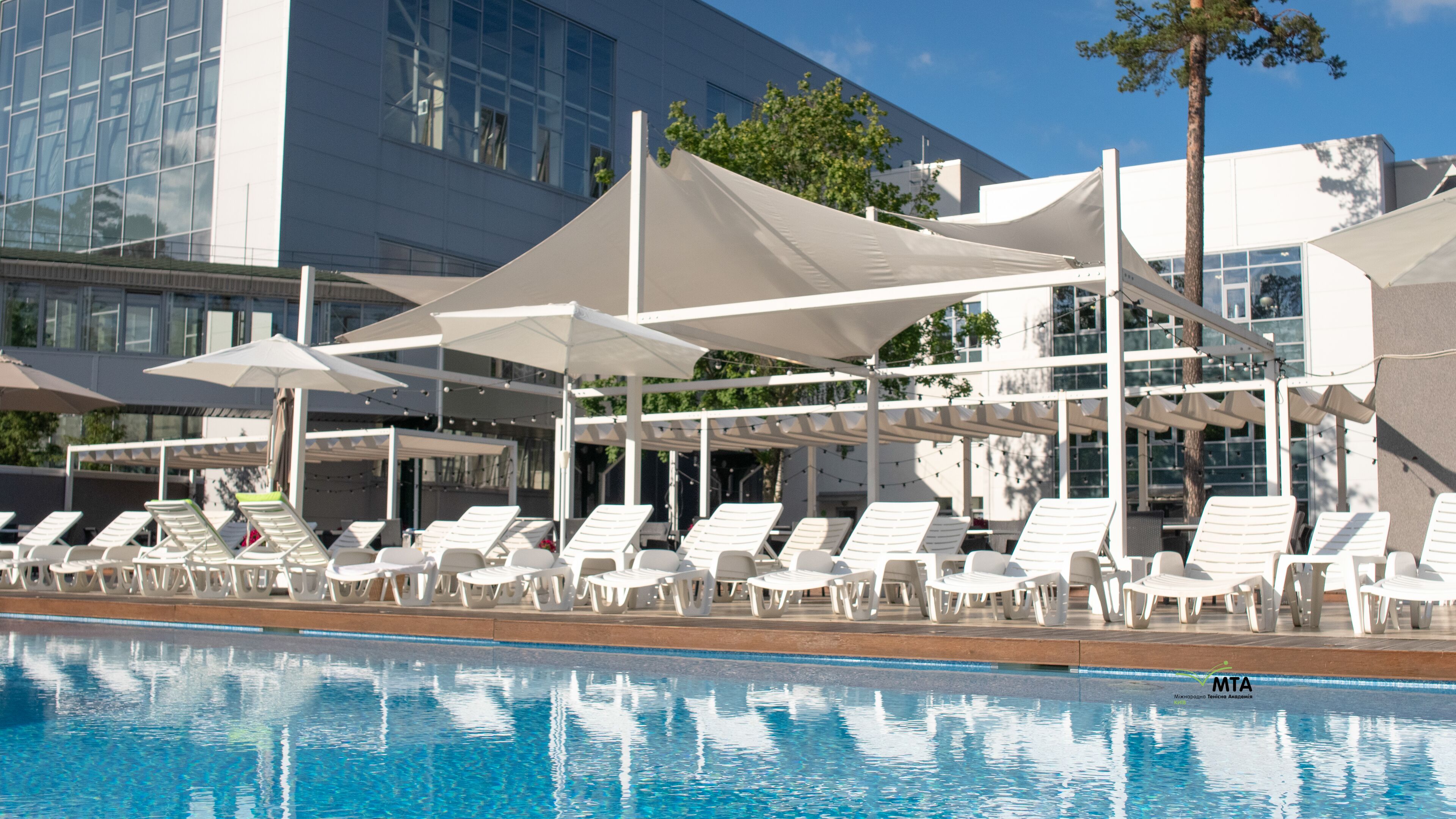 Bar en bord de piscine