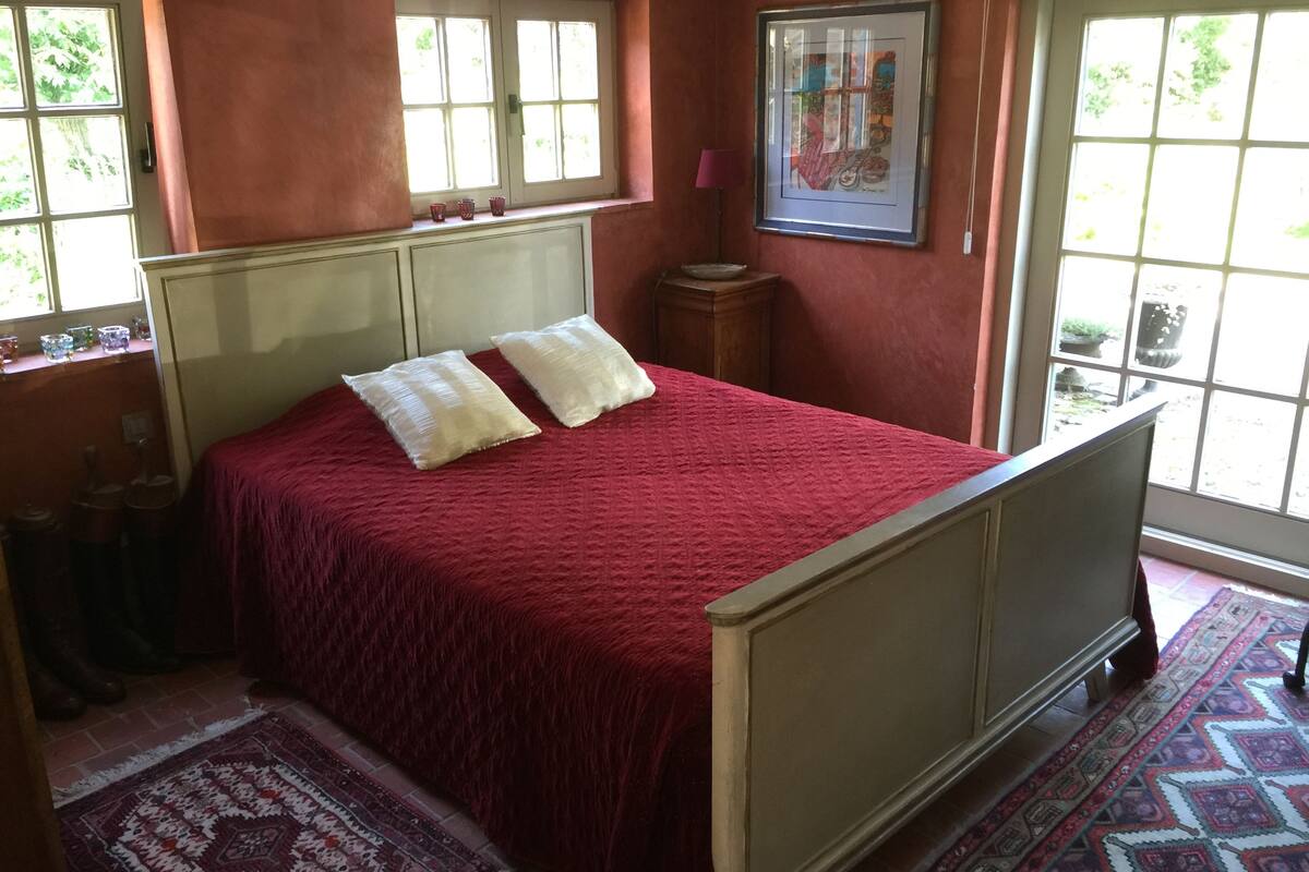 Comfort Double Room, 1 Queen Bed, Courtyard Area | Desk, soundproofing, iron/ironing board, free WiFi