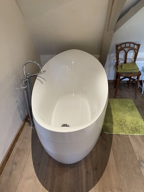 Deluxe Room | Bathroom | Shower, free toiletries, hair dryer, dressing gowns