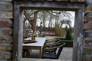 Basic Cabin | Courtyard view