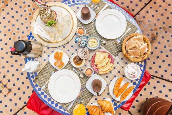 Breakfast, lunch and dinner served