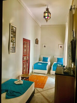 Quarto duplo tradicional | Cofres nos quartos, individualmente decorados