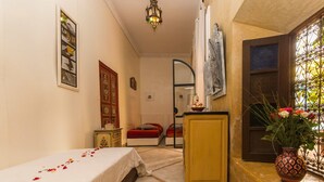 Un dormitorio con cama, mesita de noche, cómoda, espejo y ventana con vistas.