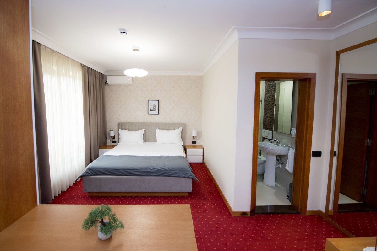 Suíte luxo, 1 cama King, acessível, para não fumantes | Roupas de cama premium, frigobar, escrivaninha