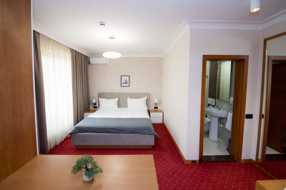 Suite Deluxe, 1 cama King size, con acceso para personas discapacitadas, para no fumadores | Ropa de cama de alta calidad, minibar y escritorio