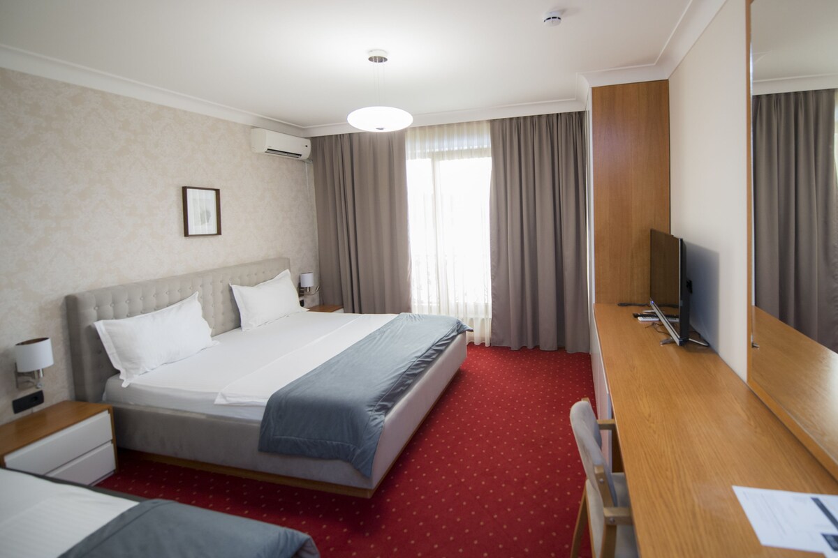 Quarto casal luxo de uso individual, acessível | Roupas de cama premium, frigobar, escrivaninha