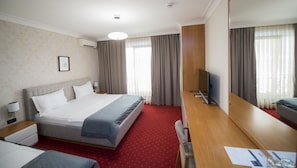 Habitación doble Deluxe de uso individual, con acceso para personas discapacitadas | Ropa de cama de alta calidad, minibar y escritorio