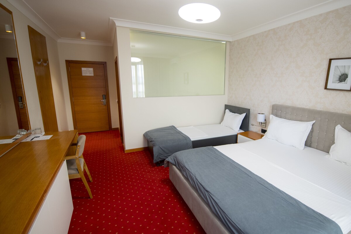 Quarto casal luxo, 1 cama King, acessível, para não fumantes | Roupas de cama premium, frigobar, escrivaninha