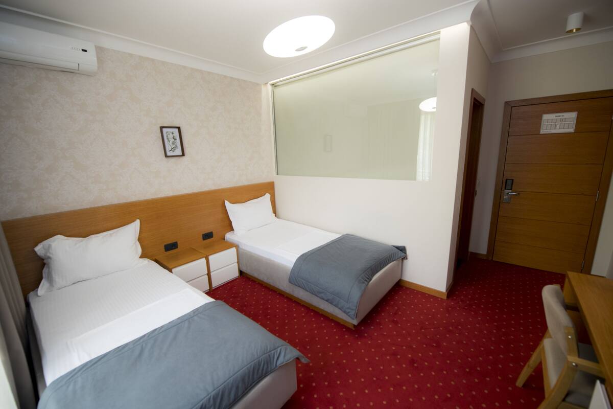 Ropa de cama de alta calidad, minibar y escritorio