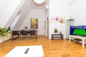 Penthouse Deluxe, 2 habitaciones (TOP - 17) | Sala de estar | Televisión de pantalla plana 