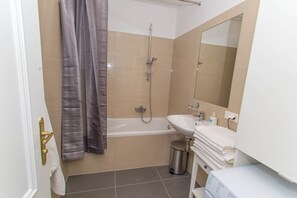 Penthouse Deluxe, 2 phòng ngủ (TOP - 17) | Phòng tắm | Bồn tắm, máy sấy tóc, khăn tắm 