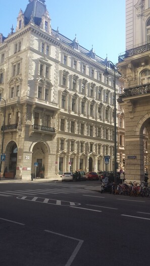 A historic building with classical architecture, featuring multiple windows and ornate balconies. - Vienna Hotspot - Rathaus (Vienna)