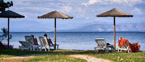 En la playa, traslado desde/hacia la playa, camastros y sombrillas