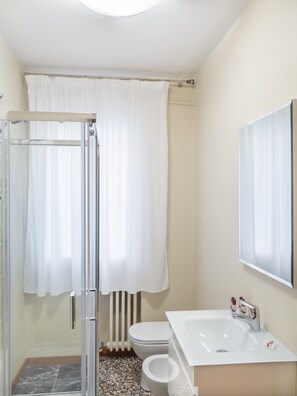 Apartament, 2 dormitoris (Check-in online) | Bany | Dutxa, articles de tocador gratuïts, assecador de cabells i bidet 