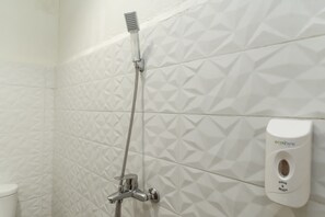 Bathroom shower - RedDoorz Plus @ Slamet Riyadi (Surakarta)