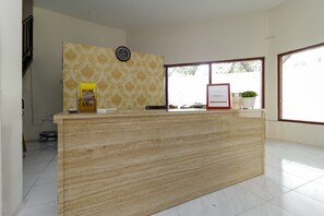 Reception - RedDoorz Plus @ Slamet Riyadi (Surakarta)