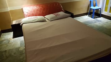 Premium Room | Meja, katil lipat simpan/tambahan, Wi-fi percuma, cadar katil