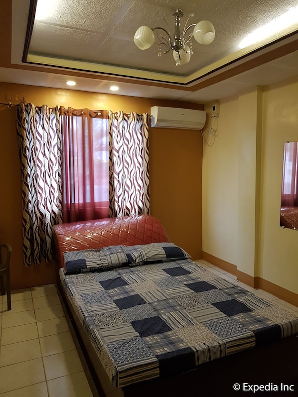 Chambre Premium | Bureau, lits pliants/supplémentaires, Wi-Fi gratuit, draps fournis