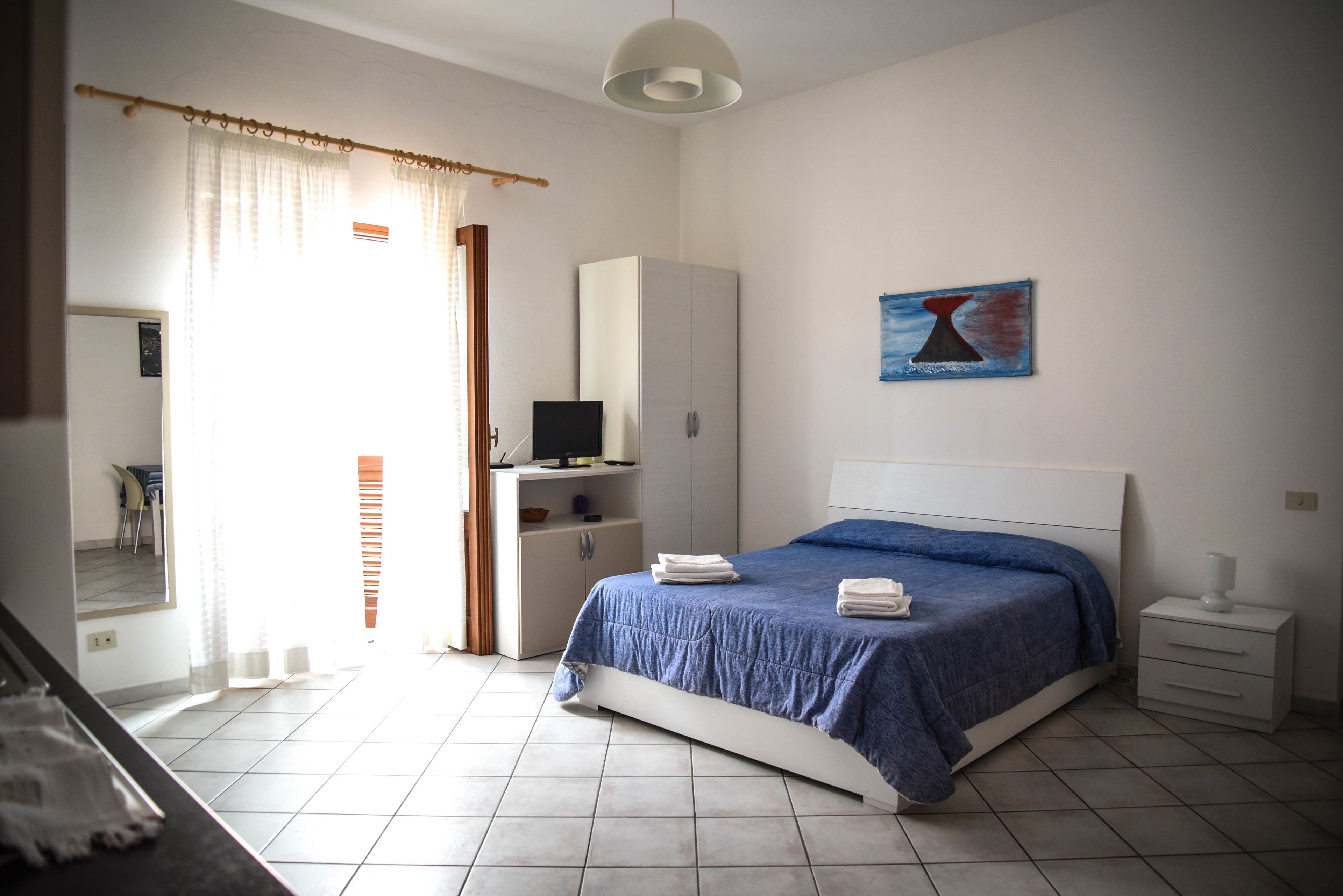 Bureau, espace de travail pour ordinateur portable, Wi-Fi gratuit