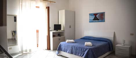 Studio, balkon | 1 kamar tidur, meja kerja, ruang kerja ramah laptop, dan Wi-Fi gratis