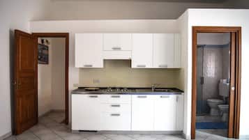 Estudio, balcón | Cocina privada | Refrigerador con congelador, parrilla de estufa y cafetera de espresso