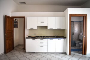 Refrigerador con freezer, placa de cocina, cafetera expreso