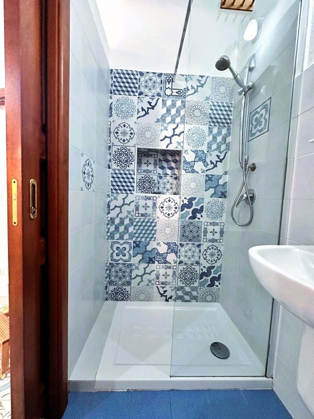 Ducha, secador de pelo, bidet, toallas