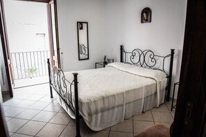 Apartment, Terrace, Partial Sea View | Desk, laptop workspace, free WiFi, bed sheets - Malvasia 70 (Lipari)