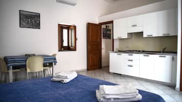 Estudio, balcón | 1 habitación, escritorio y espacio para trabajar con laptop