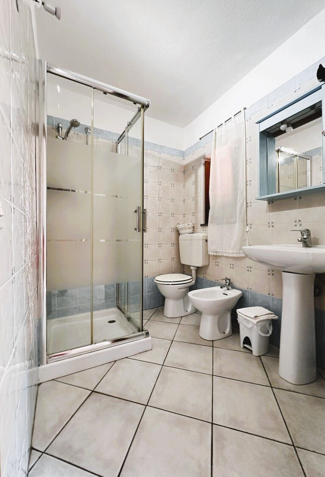 Estudio, balcón | Baño | Regadera, secadora de cabello, bidet, toallas 
